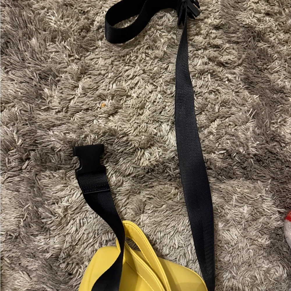 Loungefly UP movie wristlet  Character Crossbody Bag - Yellow and Black RARE - Picture 5 of 11